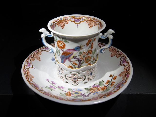 Trembleuse Manufactory of du Paquier. Vienna, around 1730. Collection of the Prince of Liechtenstein, Vaduz-Vienna. photo  by Griyfindor from Wikimedia.org by Creative Commons license